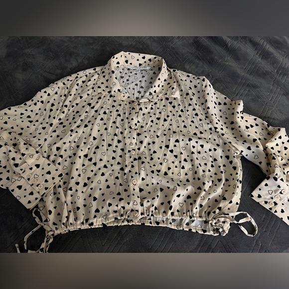Celebrity Pink Tops - 6/$15 Bundle Sale: EUC Collared Cropped Button Down Blouse w/Black Hearts